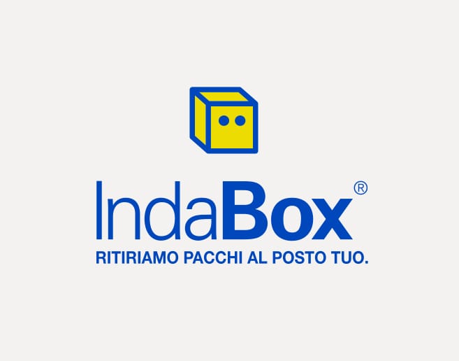 Cliente che ritira un pacco in un punto di ritiro